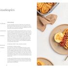 Titel: Bayerische Krautkrapfen. Links Rezeptanleitung, rechts Teller mit Krautkrapfen und Speck, goldene Gabel daneben.