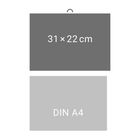 Oben: "31 × 22 cm", unten: "DIN A4". Darstellung zweier Rechtecke, oben dunkler mit Aufhänger, unten heller.