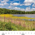 Kalenderdatum: Juni/Juli 2027. Naturbild mit Wiese, Teich, Bäumen und blauem Himmel mit Wolken.