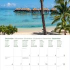 Kalenderblatt für Dezember mit Wochentagen in mehreren Sprachen. Foto: Strand mit Palmen und Wasserbungalows.