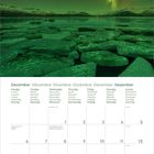 Kalenderseite mit Texten für Dezember in mehreren Sprachen. Oben ist ein Bild von grünen Polarlichtern am Himmel.