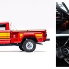 "Honcho" steht auf der Seite eines roten Pickups mit gelbem Streifen. Innen schwarze Ledersitze, Jeep-Logo auf dem Lenkrad.