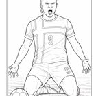 Nummer "9" auf einem Fußballtrikot. Ein Spieler kniet auf dem Feld, schreit und zeigt Emotionen. Ball liegt davor.