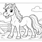 Ein lächelndes Cartoon-Pony steht vor einem Zaun; Wolken und Hügel im Hintergrund.