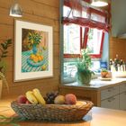 Ein Raum mit Holzwänden, Pflanzen, einem Fenster mit roten Vorhängen und einem Korb mit Obst. Gemälde von Zitronen an der Wand.
