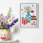 Illustration mit Geschenk, Vase, Blumen, Kerze, Kuchen. Links echter Blumenstrauß in Vase mit Gesicht.