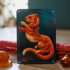 "Weasel Healing" steht unten. Eine kunstvoll gestaltete Illustration eines Wiesel in warmen Farben mit Mustern.