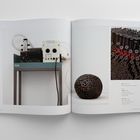 Links: Technische Maschine mit Schläuchen. Rechts: Kugel aus Schrauben. Texte beschreiben Materialien und Maße.