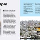 Honshū, Japan. Dezember-Februar. Winter Wonderland. Ein Affe im Schnee, goldener Pavillon in verschneiter Landschaft.