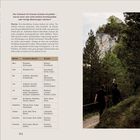 Text über Aromen und ihrer Qualität, darunter eine Monatstabelle für Früchte, Beeren und Kräuter. Rechts: zwei Personen im Wald.