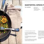 Text: KARTOFFEL-SPECK-TALER, für 4 Personen. Zutaten: Schalotten, Speck, Kartoffelteig, Petersilie, Bohnen, Salz, Öl, Butter, Schnittlauch. Bild: Gebratene Taler auf Gemüse in Pfanne.