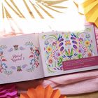 Links: "Rätsel Kapitel 3" mit floralen Mustern verziert. Rechts: Bunter Blumenkranz mit einem Rätseltext in einem Buch.