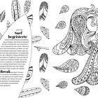 Ein stilisiertes surfinspiriertes Design mit dekorativen Wellen und Blättern. Text beschreibt Surfmöglichkeiten auf Bali.