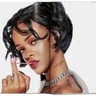 "Rebelle fleur" auf dem Nacken einer Frau mit schwarzem Haar, pinkem Kaugummi, Schmuck und schwarzem Nagellack.