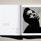 Text: "Christy Turlington, New York, 1986." Rechts ein Schwarz-Weiß-Foto eines nachdenklichen Gesichts mit Rauch.