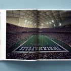 Links steht Text über die USA, rechts ein gefülltes Football-Stadion mit dem Schriftzug "INDIANAPOLIS" in der Endzone.