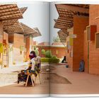 Texte: "Hospitalisation Catégorie 1". Zwei Personen sitzen zwischen modernen Backsteingebäuden mit Überdachungen.