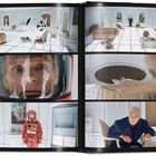 Mehrere Bilder mit futuristischen Szenen: Ein Raum mit weißem Boden, ein Astronaut, und eine ältere Person an einem Tisch.