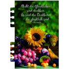Text: "Nicht die Glücklichen sind dankbar. Es sind die Dankbaren, die glücklich sind." - Francis Bacon. 

Darunter: Sonnenblume und Früchte wie Trauben und Birnen.