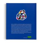 Text über Niki de Saint Phalle und ihren kreativen Beitrag. Eine bunte abstrakte Illustration auf blauem Hintergrund.