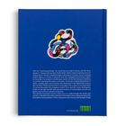 Blauer Hintergrund mit Text über Niki de Saint Phalle's Kunst. Buntes, abstraktes Logo mit kreisförmigen Mustern darunter.
