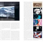 Links: Installation mit großem Bildschirm, Text auf Bild. Rechts: Mehrere kleinere Bilder, abstrakte und figurative Kunst.