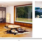 Ausstellungsansicht 2025, Haus Lange. Artikelnummer 202, 203. Enthält Holzmöbel, große Fenster, Naturblick und stilvolle Einrichtung.