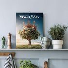 „2027 Wort Bilder – KI beim Wort genommen“. Ein Baum mit einer goldenen Krone steht auf einem Regal neben Tassen und Pflanzen.