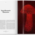 "Yayoi Kusama's Obsession" in großen Buchstaben links. Rechts eine rote Pilz-Illustration mit schwarzen Punkten.