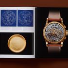 Links: "Patek Philippe Ref. 2499", Blaupausen und Goldschüssel. Rechts: Uhrwerk in einem goldenen Gehäuse mit Lederarmband.