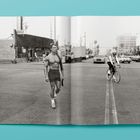 Zwischen den Seiten 196 und 197: Texte über Arnold und Andy Warhol. Zwei Fotos von einem muskulösen Mann, der posiert.