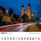 August 2027 Kalenderseite, St. Lucia (Sülztaler Dom) in Overath-Immekeppel, Abendansicht mit beleuchtetem Hotel und Kirchengebäude.