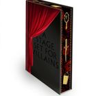 „A Stage Set for Villains“ steht groß auf einem Buch mit rotem Vorhang und goldenen Symbolen: Spiegel, Dolch, Krone.