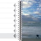 Text: "Lebensfroh stellen wir uns der Kraft des Windes, lassen uns den Atem rauben, die Haare zerzausen. Und spüren einfach pures Glück." Links Kalender mit Terminen. Rechts Strand, Meer, bedeckter Himmel, zwei Personen spazieren.