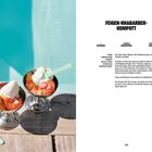 Feigen-Rhabarber-Komptt: Rezept für 4 Personen, 5 Min Zubereitung, 7 Min Garzeit. Zwei silberne Schalen mit Kompott und Sahne.