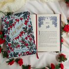 Links ein Buch mit "New Moon" und "Stephenie Meyer". Das Cover zeigt rote Blumen und Blätter. Rechts ist das Buch geöffnet.