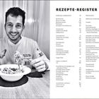 REZEPTE-REGISTER mit verschiedenen Gerichten und Seitenzahlen. Ein Koch lächelt, hält Besteck und sitzt vor einer Speise.