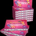 "Summer of Mexican Mystery", fröhliche Blüten auf pinkem Hintergrund, gestapelte Bücher mit floralen Mustern.