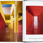 via Francesco Cilea 106, Gallaratese - Carlo Aymonino, 1967-74. Architektur mit roten und gelben geometrischen Formen.