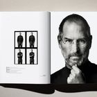 Links Textdialog über Zeitbedarf, rechts ein Porträt eines Mannes in Schwarz-Weiß mit Brille und Bart.