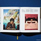 Links: Eine Illustration zeigt einen Jungen mit Buch und bunten Schiffen im Hintergrund. Rechts: Kind im Bett, liest.
