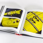 Links "144", rechts "145". Fotos einer gelben Gitarre, Nahaufnahmen der Kopfplatte und Saiten. Texte seitlich der Fotos.