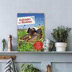 "Kalender für Rentner 2027" in roter Schrift. Bergstiefel im Gras, darunter Pflanzen und Küchenutensilien auf einem Regal.