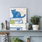 2024. Literaturkalender, Worte & Werke.* Illustration einer Katze auf Büchern, Regaldekoration mit Pflanzen.