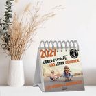 2024. Lieber verrückt das Leben genießen. Als normal langweilen! Zwei lachende Kinder auf Skateboards fliegen.