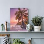 Text: „Wochenkalender 2027 Lebensweisheiten“. Ein Kalender mit tropischem Strandmotiv auf einem Regal mit Pflanzen.