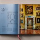 Texte: „Palazzo Pitti“, „Florence“. Links: Grundrisszeichnung. Rechts: Prunkvoller Raum mit Gemälden und verziertem Türrahmen.