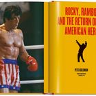 Text: "ROCKY, RAMBO, AND THE RETURN OF THE AMERICAN HERO". Links ein muskulöser Boxer in rot-weiß-blauer Shorts.