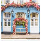 "No. Fifty Cheyne" steht über einem blauen Gebäude mit Blumen und Bank. Kalender darunter zeigt März 2027.