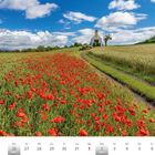 Der Text zeigt "JULI | AUGUST 2027" und "Johanneskapelle bei Kruft". Ein Weg führt durch ein rotes Mohnfeld zur Kapelle.